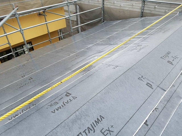 名古屋市守山区で屋根の葺き替え！カビが生えていたスレート屋根から金属屋根材「横暖ルーフ」の取り付け